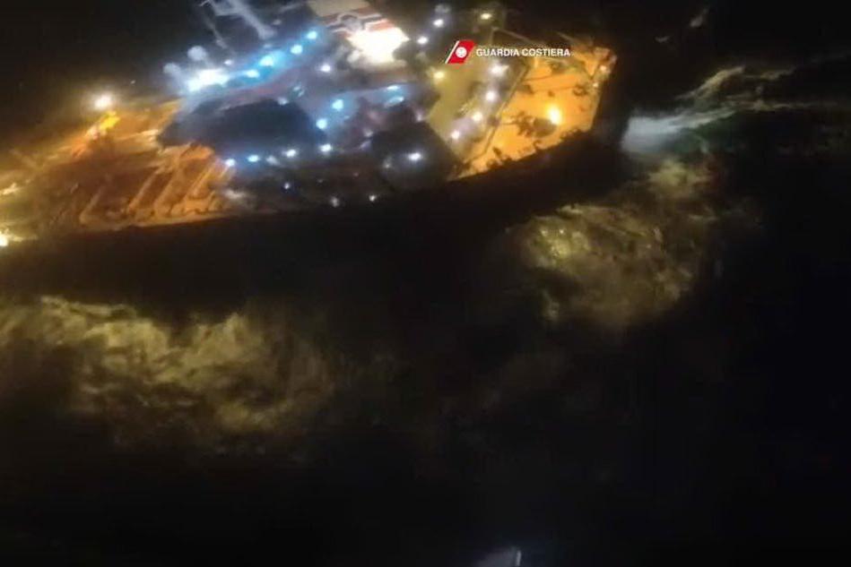Marittimo ferito su una nave, scattano i soccorsi dal sud Sardegna VIDEO