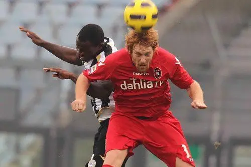 intervento di testa del centrocampista cagliaritano Davide Biondini che anticipa il netrocampista ganese Asamoah
