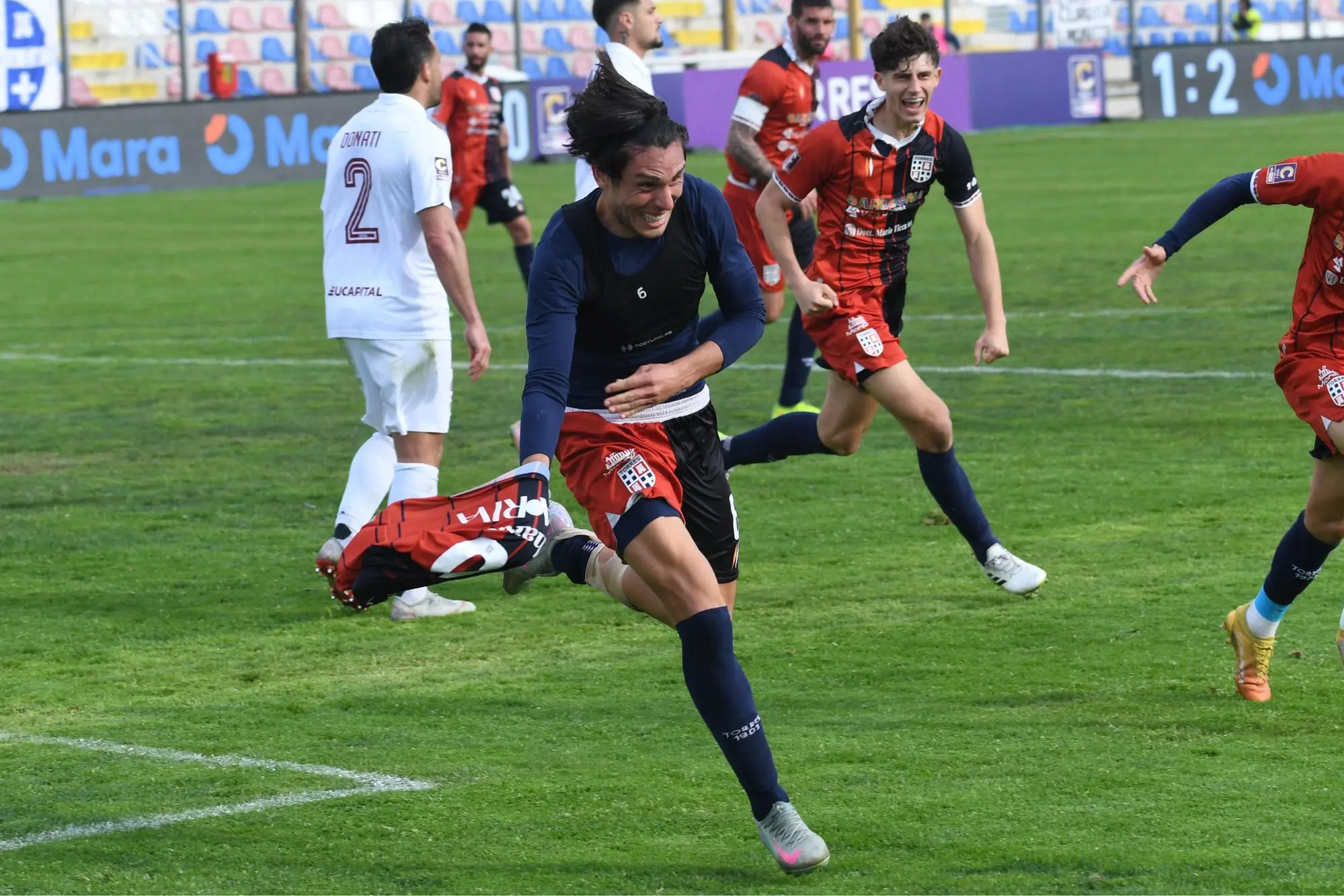 L'esultanza di Nunziatini dopo il gol del 2-2 sul Ravenna (foto Torres-A. Sanna)