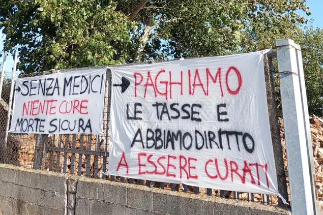 Striscioni di protesta per il mancato diritto alla salute in Sardegna