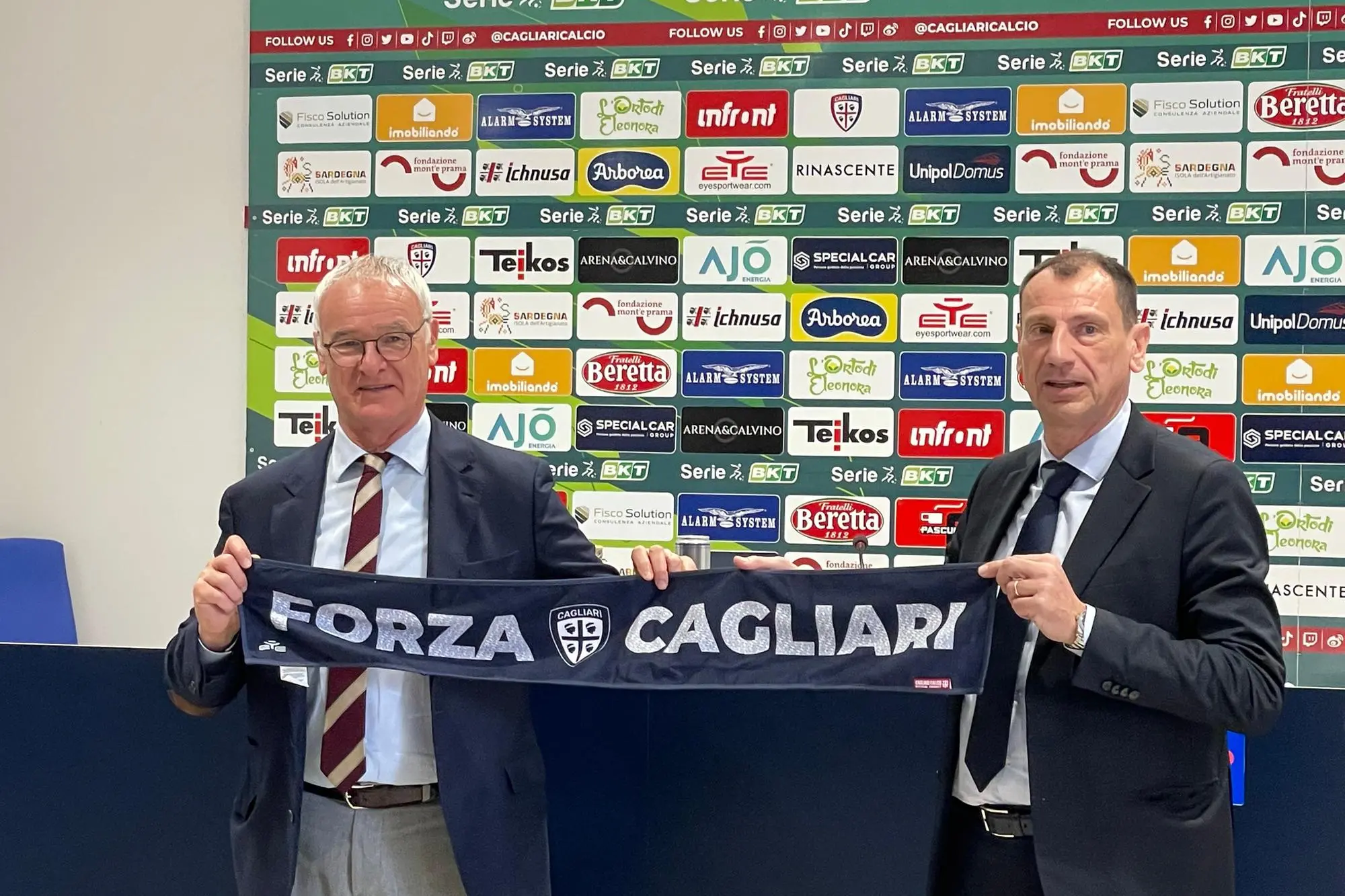 Nereo Bonato (a destra) assieme a Claudio Ranieri nel giorno della presentazione dell'allenatore del Cagliari (foto Spignesi)