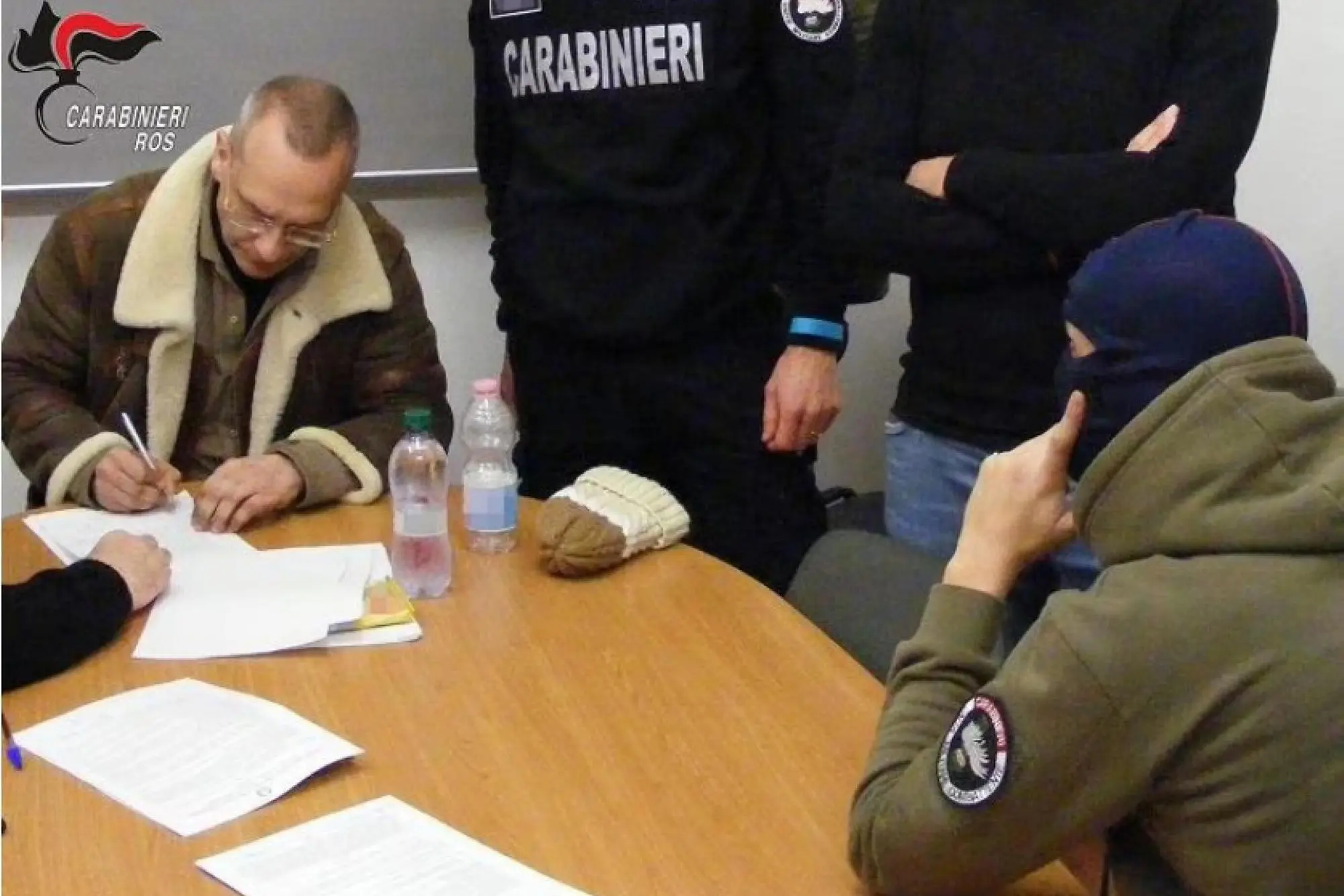Il boss mafioso Matteo Messina Denaro dopo l'arresto da parte dei Carabinieri del Ros (Ansa)