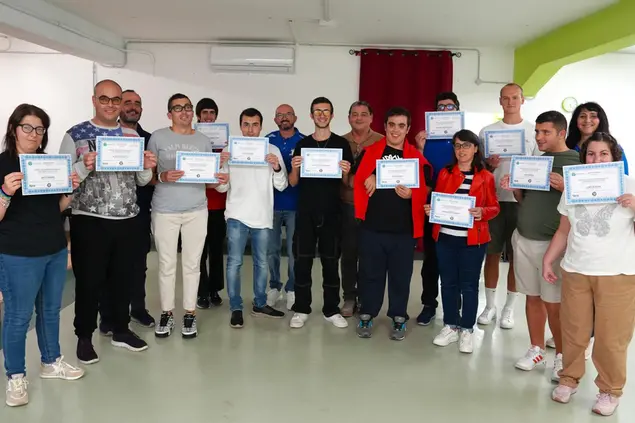 I ragazzi con autismo mostrano attestato HACCP (foto Floris)