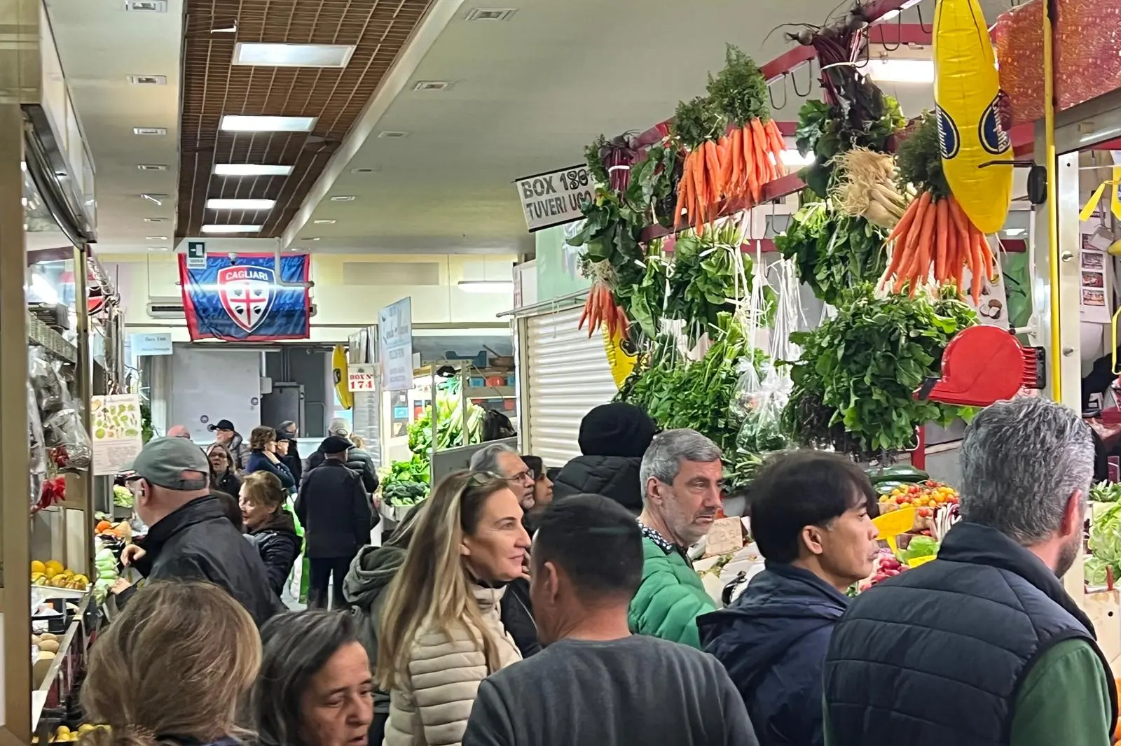 Clienti al mercato di San Benedetto a Cagliari, nell'ultimo giorno prima della chiusura (foto Madeddu)