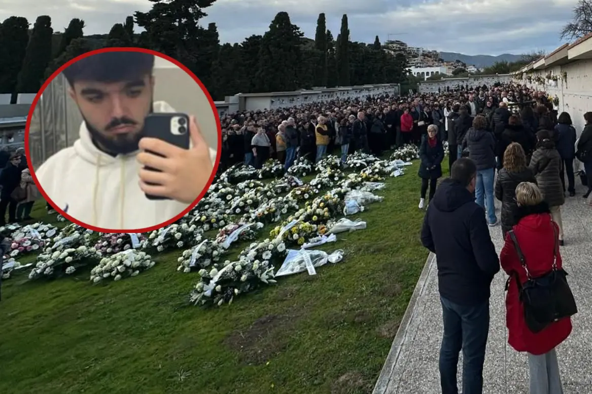 La folla al funerale di Alessandro Zizzaro (nel tondo)