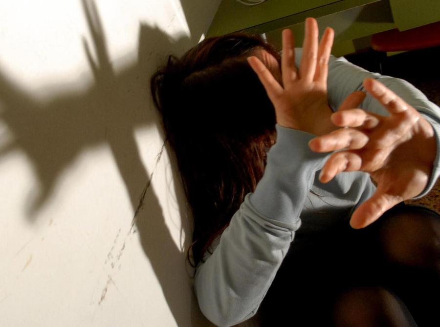 Maltratta la sorella, allontanato da casa