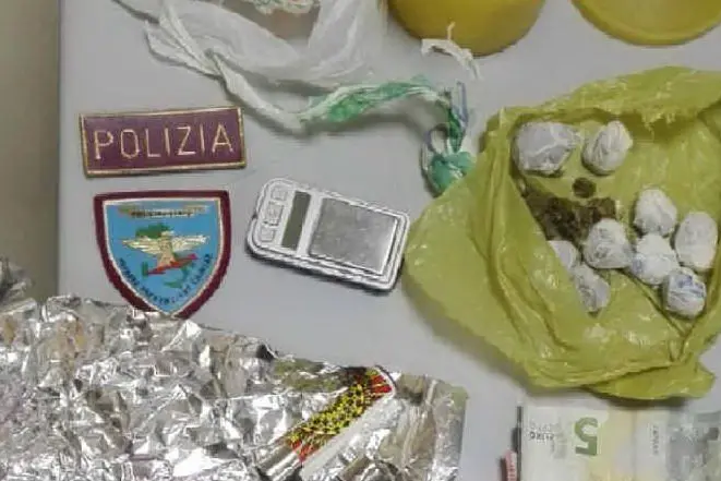 Il materiale sequestrato (foto questura)