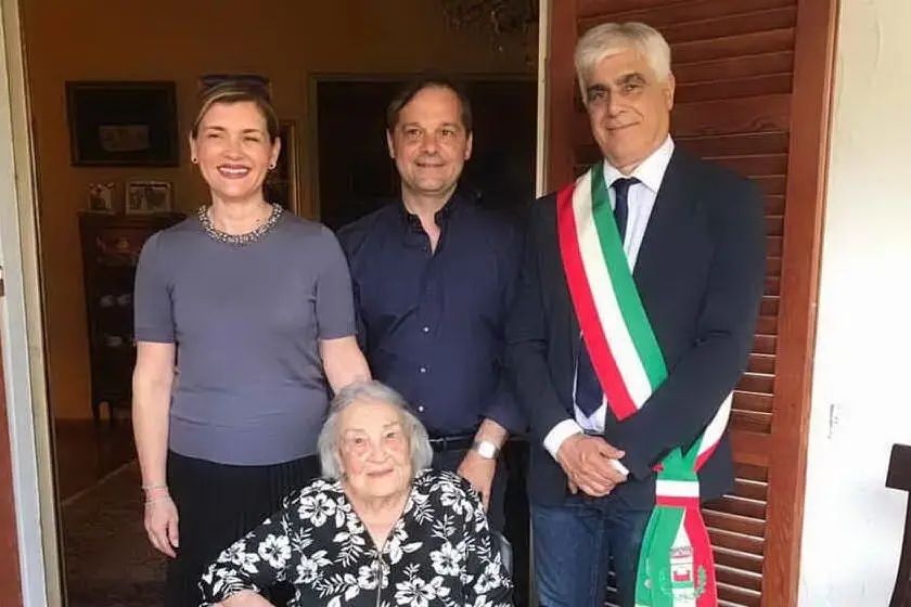 Un'immagine dello scorso compleanno di Margherita Raspi, insieme al sindaco e ai parenti (foto Murgana)