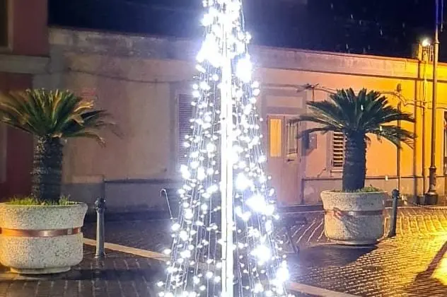 L'albero di Natale a Zeddiani (foto Pinna)