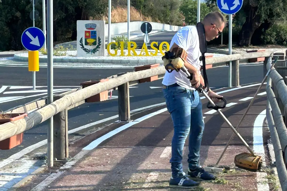 Lodovico Piras, 41 anni, sindaco di Girasole, mentre taglia l'erba (foto concessa)