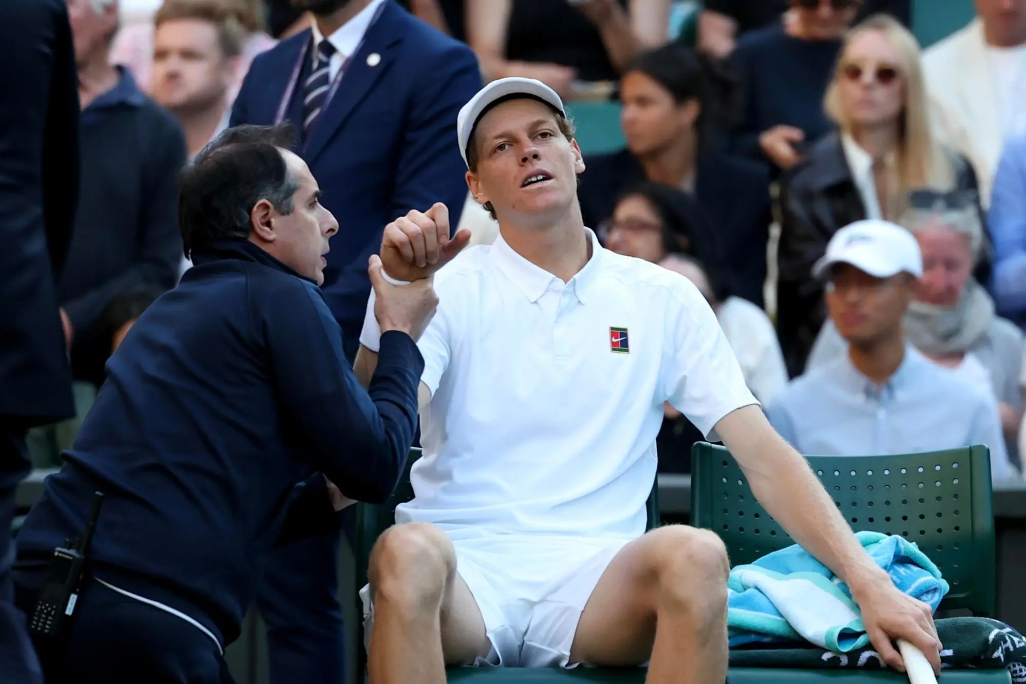 Il medical time out per Jannik Sinner negli ottavi di Wimbledon contro Grigor Dimitrov (foto Ansa)