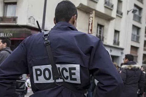 Parigi, si aggirava in strada con un machete: in arresto