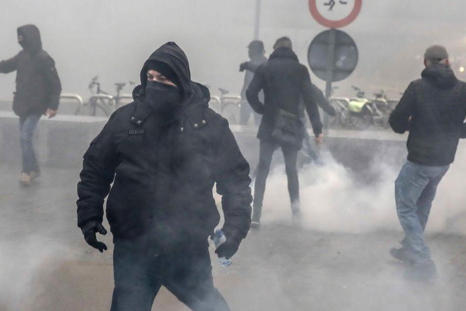 Manifestazione contro i migranti a Bruxelles, la polizia carica i dimostranti VIDEO