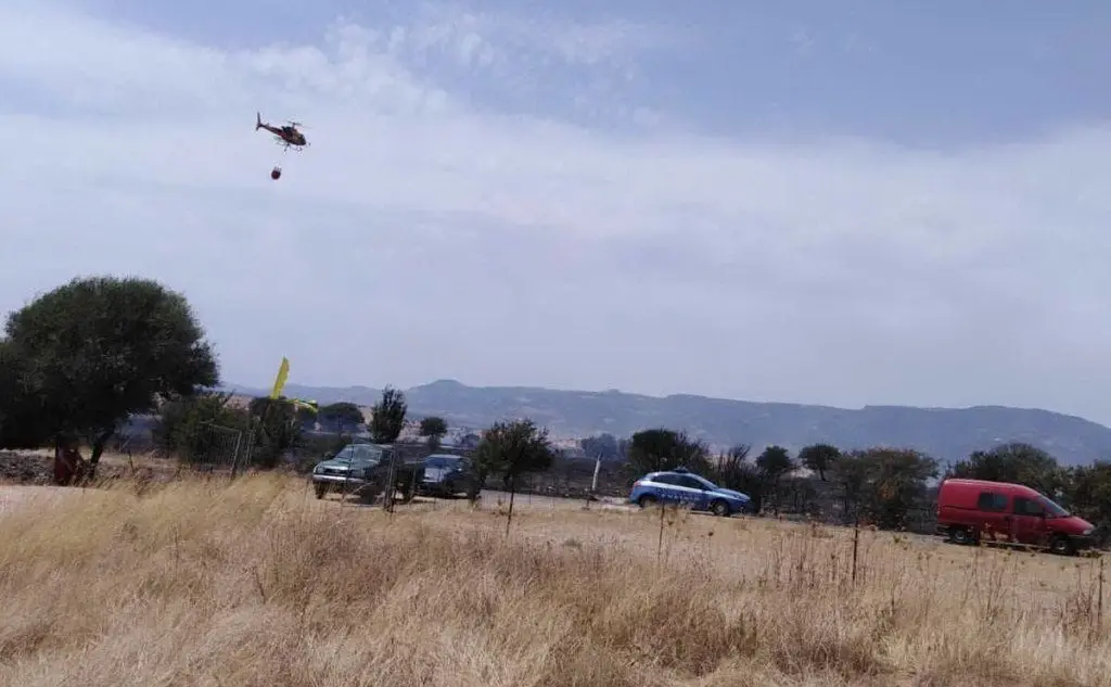 Elicottero in azione (foto Corpo forestale)