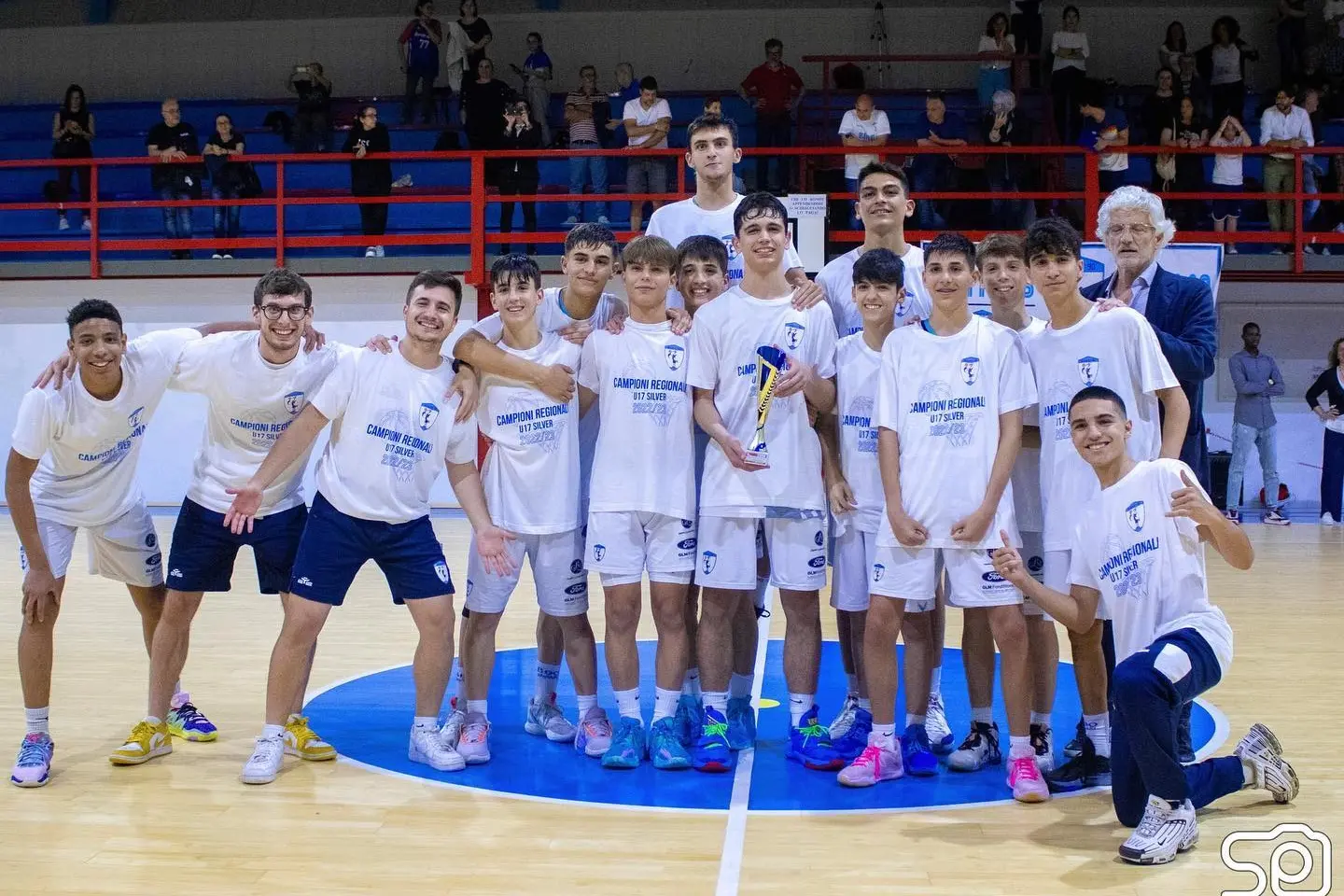 Un gruppo giovanile del Basket 90 di Sassari (foto concessa)