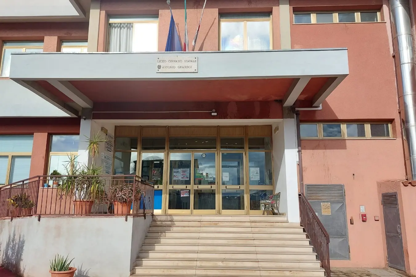 L’ingresso del liceo classico linguistico “Antonio Gramsci” di Olbia
