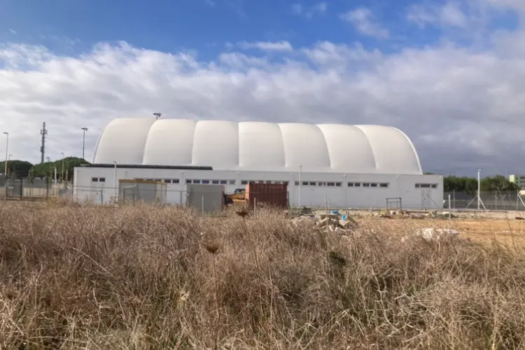 La tendo struttura sportiva già conclusa a Porto Torres (foto Pala)