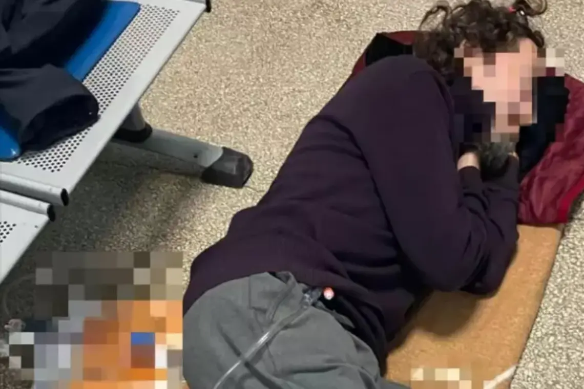 Franco Amoroso steso a terra (foto via Ansa)