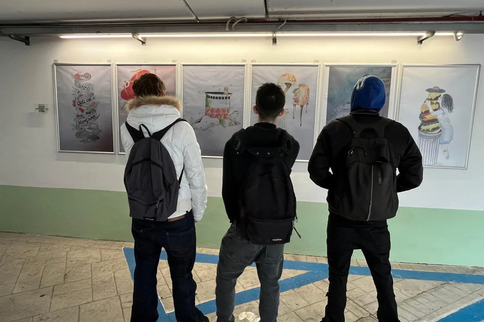Gli studenti del Liceo artistico di Olbia davanti ad alcune opere della mostra