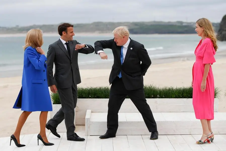 Boris Johnson e il presidente Macron con le rispettive consorti