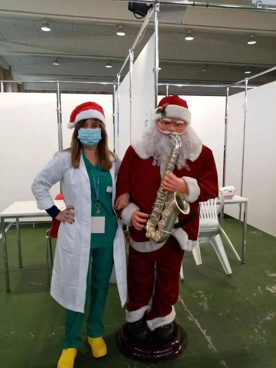 Adelina Pinna, la coordinatrice degli infermieri\u00A0nell'hub vaccinale di San Gavino Monreale con &quot;Babbo Natale&quot; (foto Pittau)