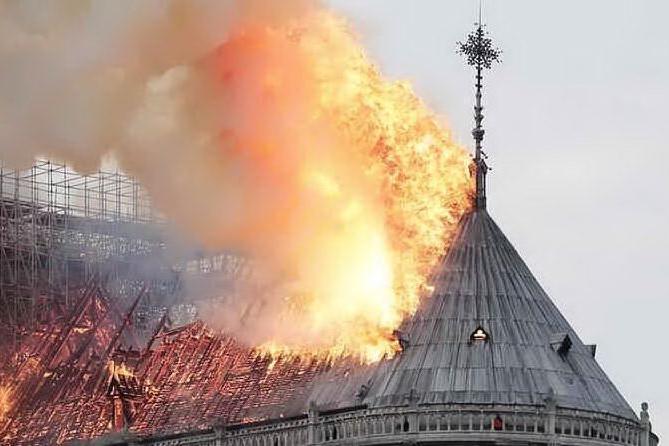 Incendio Notre Dame, pulizia straordinaria delle scuole parigine