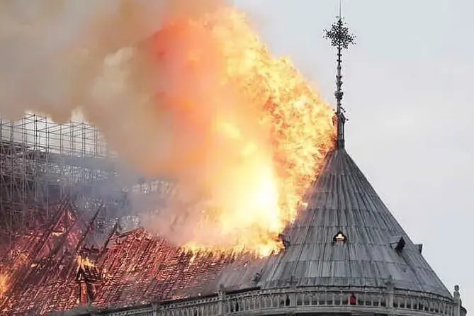 L'incendio nella cattedrale di Notre Dame (Ansa)