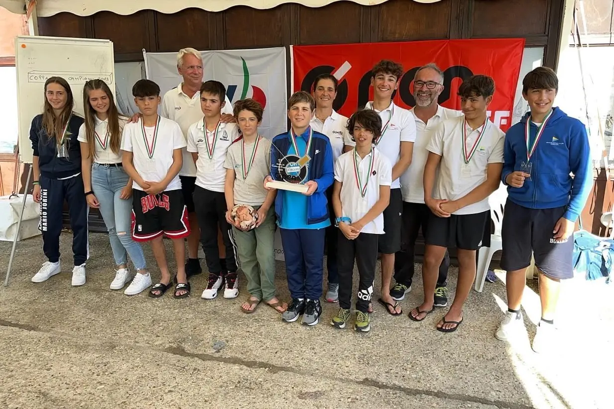Gianluca Pilia, 13 anni, di Tortolì, al centro con la tuta blu (foto concessa)