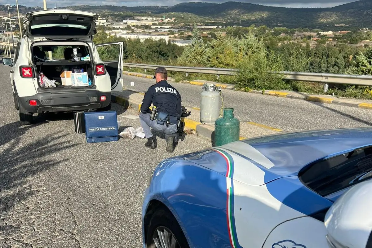 Nuoro, polizia e artificieri mettono in sicurezza l'area a Prato Sardo