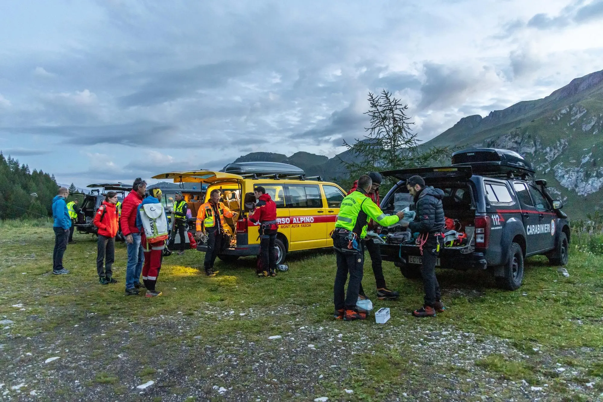 I 14 operatori con i 2 cani della Guardia di Finanza specializzati sono rientrati a Canazei al termine delle operazioni di ricerca via terra nell'area interessata dal distacco del ghiacciaio della Marmolada, a valle della colata. Lo riferisce la Provincia autonoma di Trento in una nota. Nel corso delle ricerche - conferma la Provincia - ci sono stati dei ritrovamenti organici e di materiale tecnico. Il tutto è stato recuperato, trasportato a valle e consegnato per le analisi. Coinvolti nelle operazioni via terra il Soccorso Alpino e Speleologico Trentino, il Soccorso Alpino della Guardia di Finanza con due unità cinofile, il Centro Addestramento Alpino di Moena della Polizia di Stato, i Vigili del Fuoco permanenti di Trento e il Soccorso Alpino dell'Arma dei Carabinieri. La giornata ha avuto inizio questa mattina alle 5, con un primo momento di briefing. Verso le 6 - prosegue la nota - l'elicottero ha portato in quota gli operatori per ispezionare la parte più bassa del distaccamento. L'operazione sul campo ha avuto inizio alle 6.30 e si è conclusa alle 9.15. Le operazioni si sono svolte con un controllo di sicurezza compatibile con la situazione esistente grazie a sistemi di controllo e valutazione della temperatura. ANSA/SOCCORSO ALPINO TRENTINO EDITORIAL USE ONLY NO SALES
