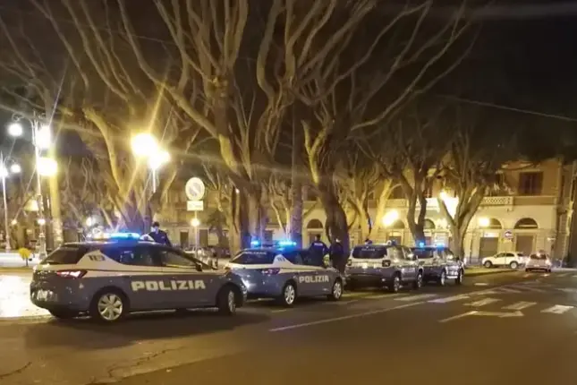 Polizia in piazza del Carmine (Archivio L'Unione Sarda)