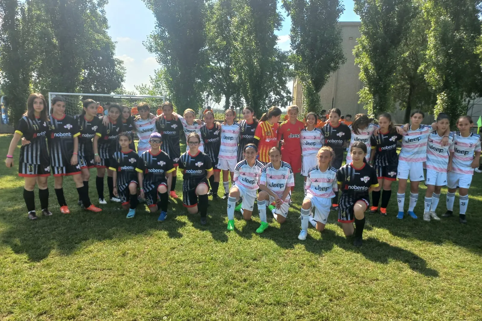 Foto di gruppo per le giovani calciatrici di Fc Alghero e Juventus (Foto concessa)