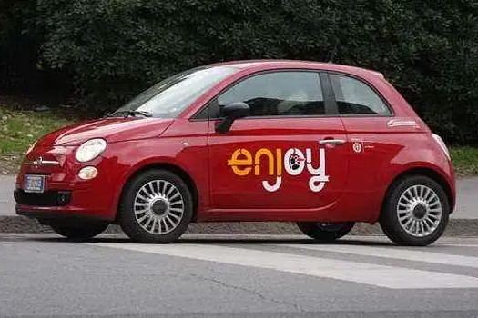 Un auto Enjoy, il servizio di car sharing dell'Eni