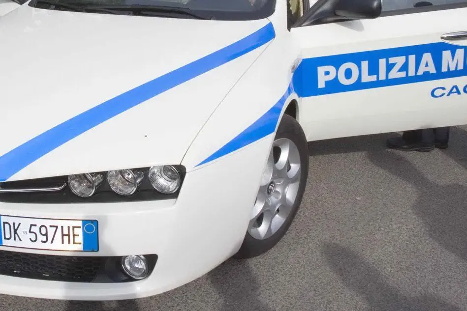 Un'auto della polizia municipale di Cagliari