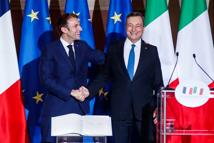 Draghi e Macron (Ansa)
