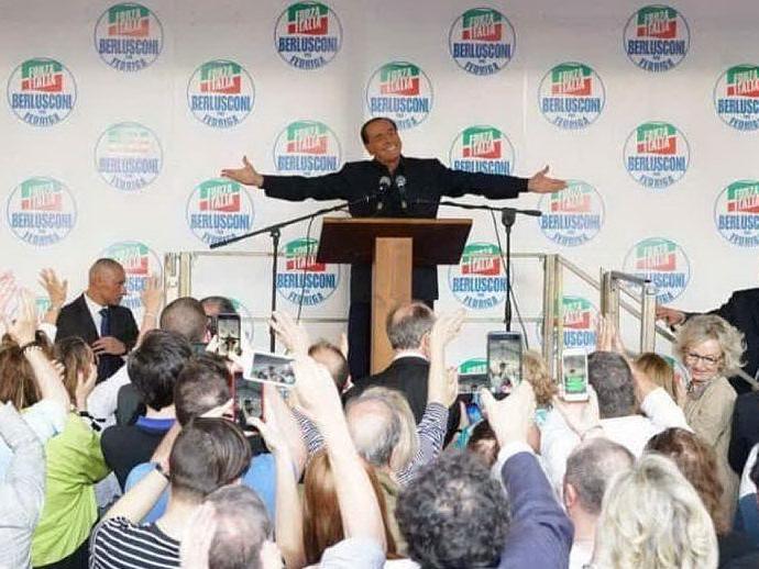 Gesticola, si prende la scena e attacca Di Maio: lo show di Silvio al Colle fa infuriare Salvini