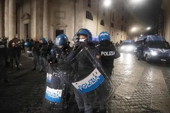 Polizia a Roma (Ansa)