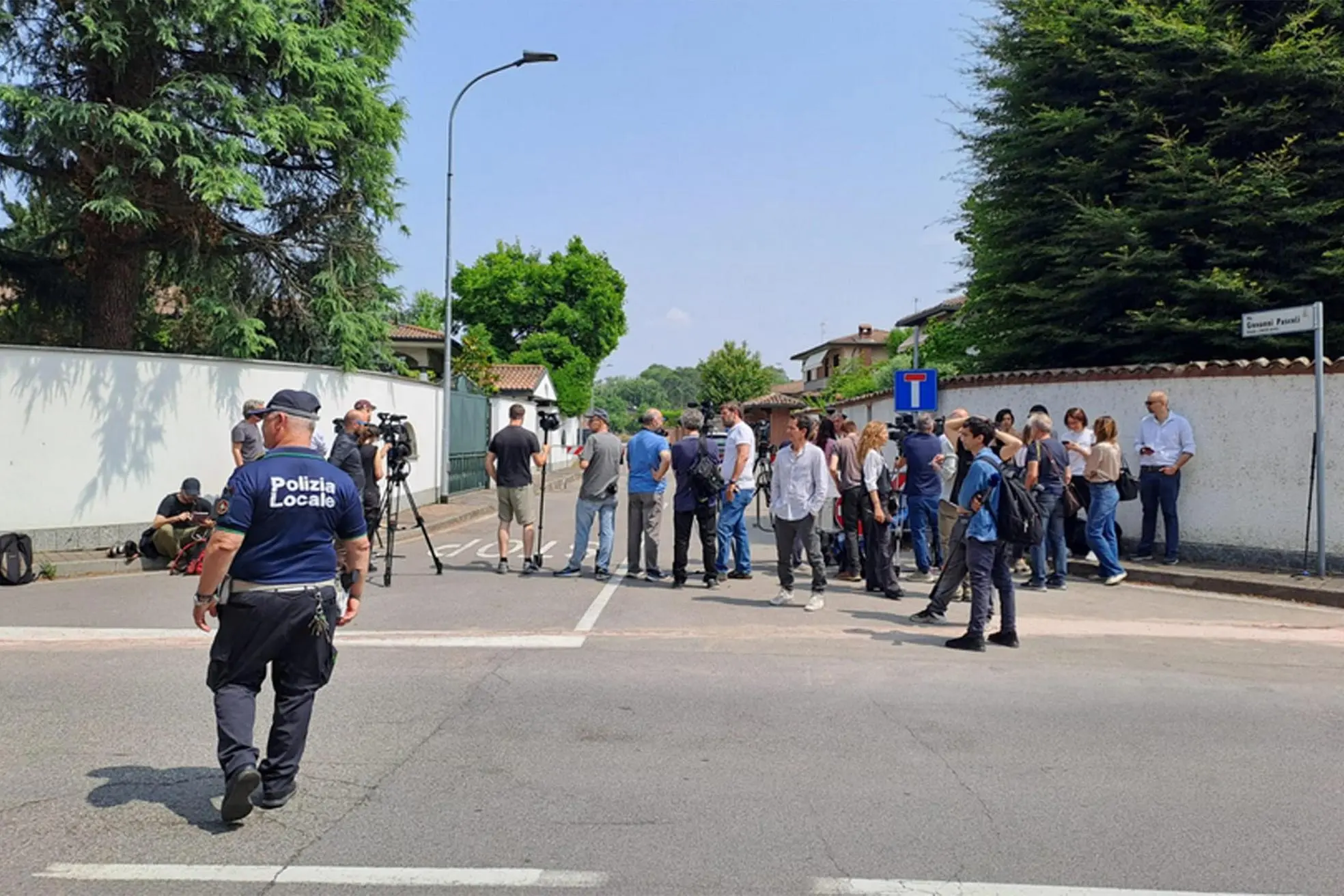 I carabinieri del Ris entrano nella villetta della famiglia Poggi di Garlasco, Pavia, 9 giugno 2025. ANSA / FABRIZIO CASSINELLI