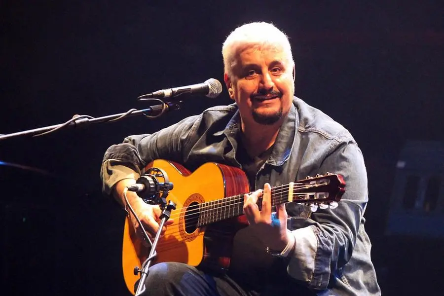 Era la sera del 4 gennaio 2015 quando Pino Daniele veniva colto da infarto nella sua villa, un podere isolato nelle campagne toscane.  A nulla servì la corsa all'ospedale Sant'Eugenio di Roma, l'ospedale che da tempo lo seguiva per i suoi problemi cardiaci: il cantautore napoletano dopo diversi tentativi di rianimazione fu dichiarato morto. Un lutto per tutta Napoli e non solo, la sera del sei gennaio migliaia di persone affollarono Piazza del Plebiscito per omaggiarlo con le sue canzoni. Poi il giorno successivo i funerali, il mattino al Santuario della Madonna del Divino Amore a Roma e la sera in Piazza del Plebiscito a Napoli. (Unioneonline/D)