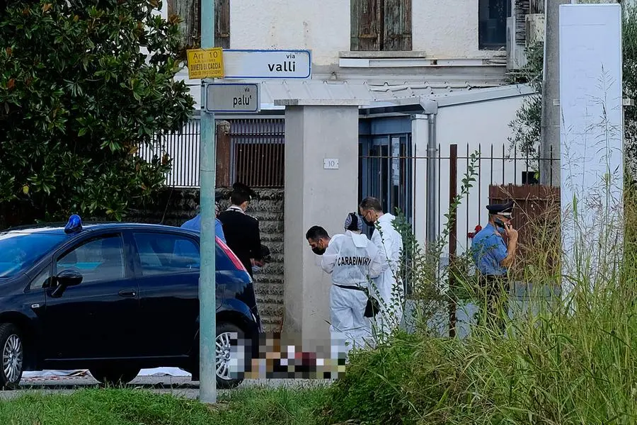 Le forze dell'ordine effettuano i rilievi in strada, nel punto in cui un padre ha ucciso la figlia, davanti al cancello dell'abitazione dove viveva la donna, Sarmeola di Rubano (Padova), 17 settembre 2021. ANSA/NICOLA FOSSELLA