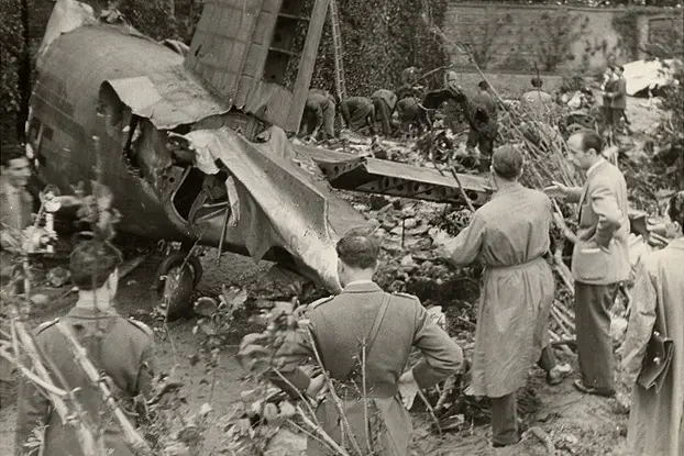 I resti dell'aereo precipitato (foto Wikipedia)