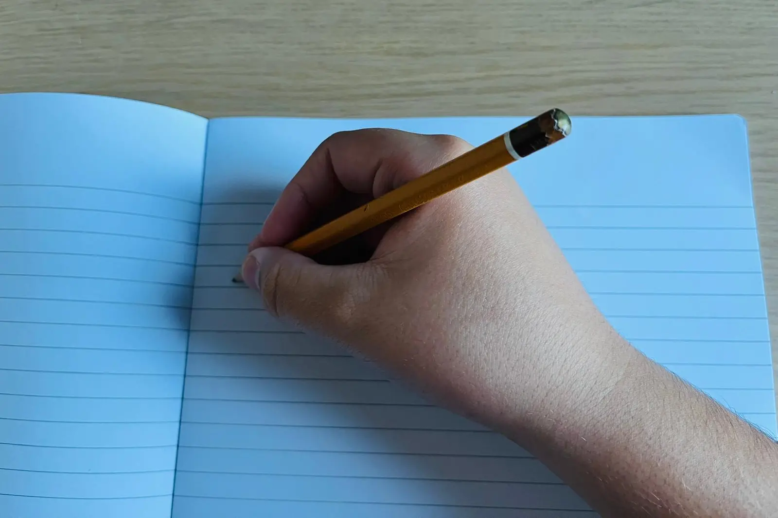 Un bambino mentre fa i compiti (Foto Sara Pinna)