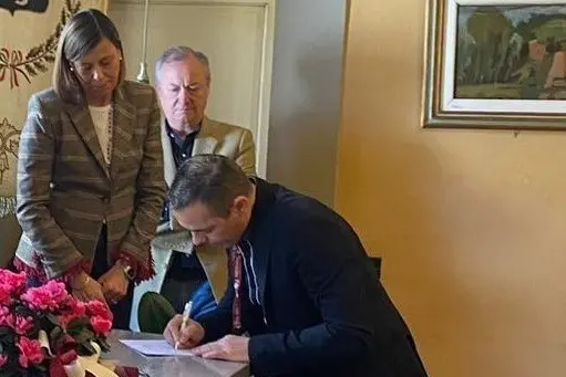 Il sindaco di Sedilo Pes firma il protocollo per la Donazione (foto Corrias)