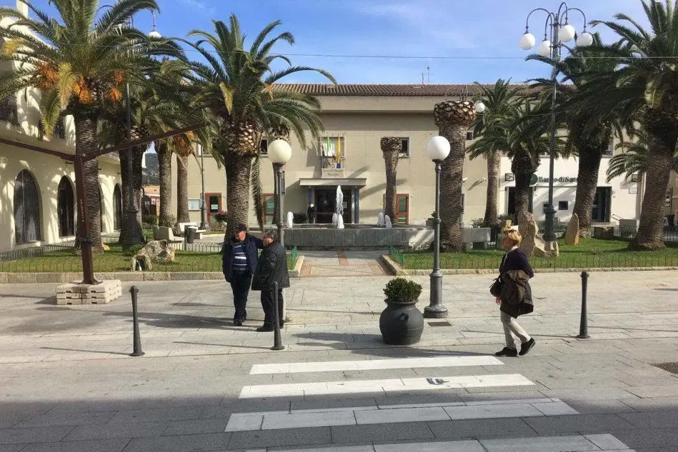 La piazza del Municipio di Villasimius (foto Agus)