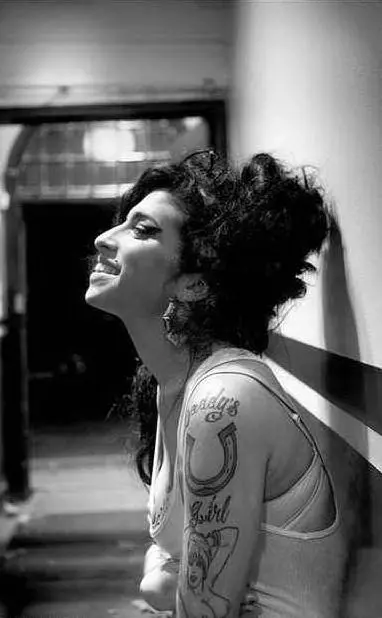 Amy Winehouse fotografata da Jill Furmanovsky (Courtesy Galleria Ono Arte)