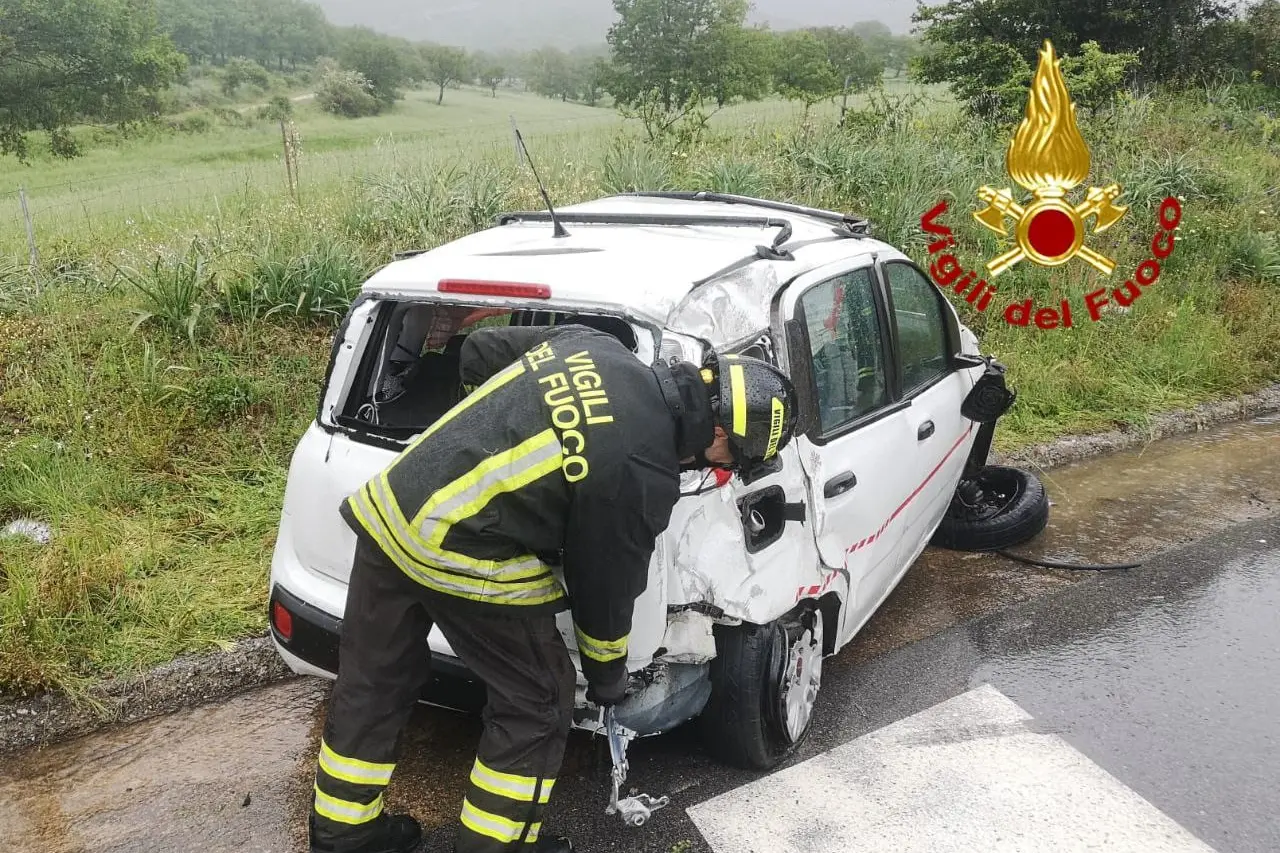 L'auto dopo l'incidente (foto vigili del fuoco)