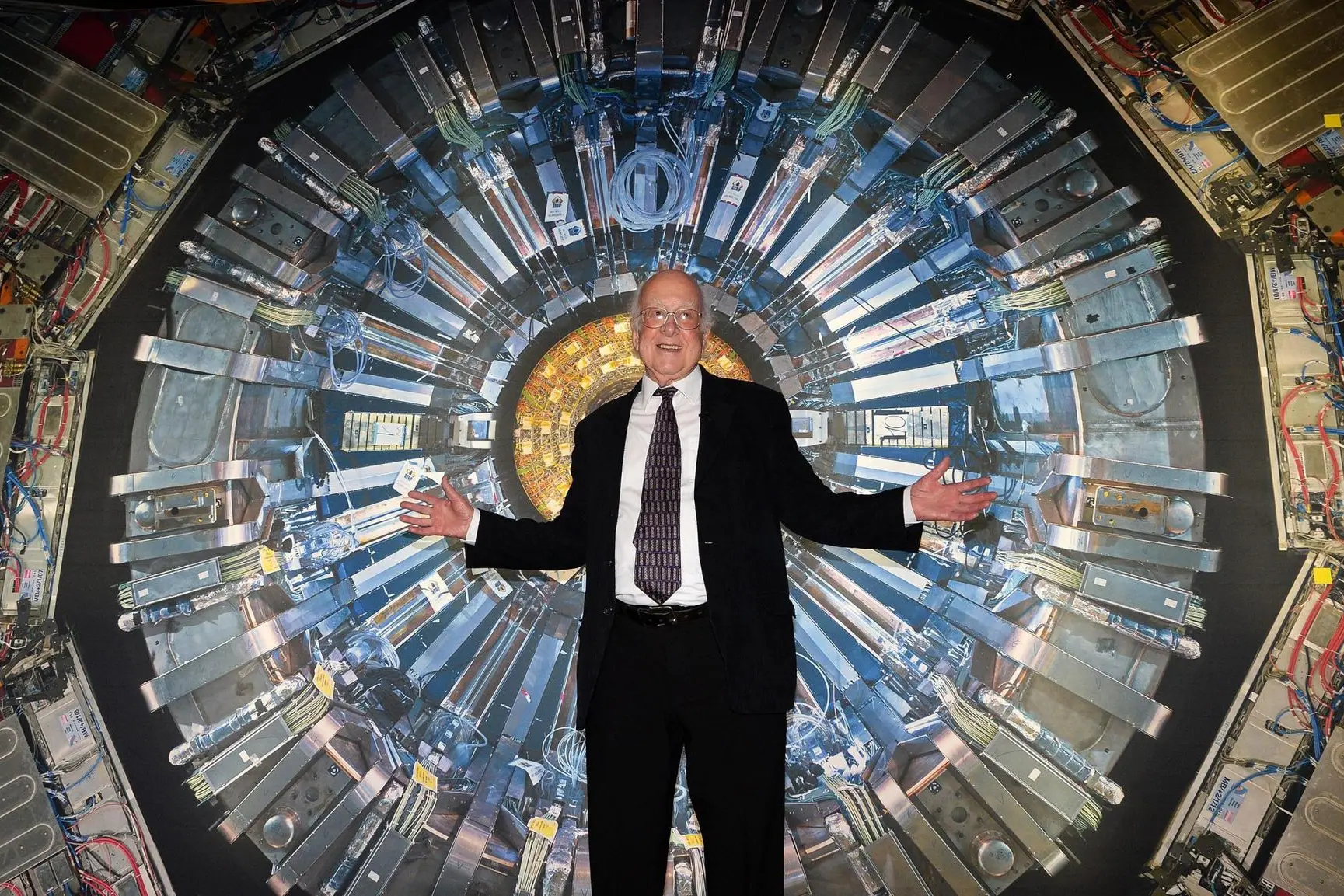epa03946299 Nobel laureate Peter Higgs poses for photographs during the opening of the Large Hadron Collider exhibition at Science Museum in London, 12 November 2013. The exhibit opens to the public 13 November. EPA/ANDY RAIN