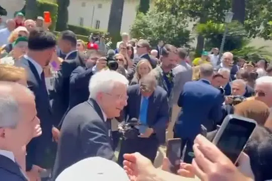 Mattarella incontra i visitatori dei giardini del Quirinale