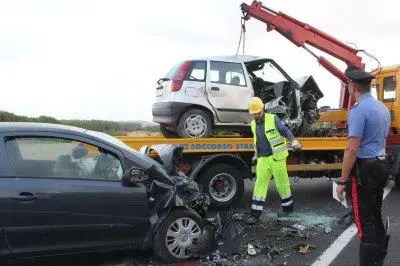 Le auto vengono rimosse dopo i rilievi - foto Mundula