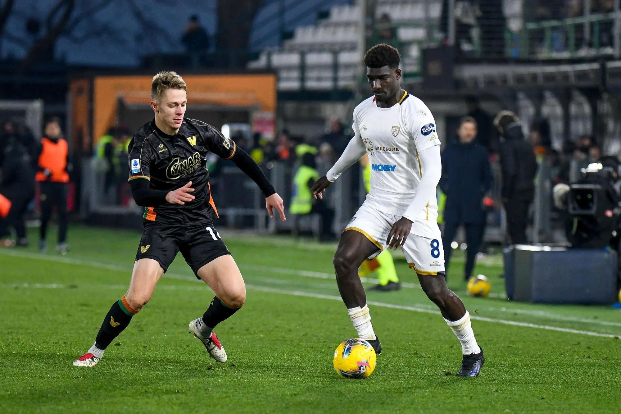 Michel Adopo, centrocampista del Cagliari, nella partita d'andata di Serie A contro il Venezia (foto Ansa)